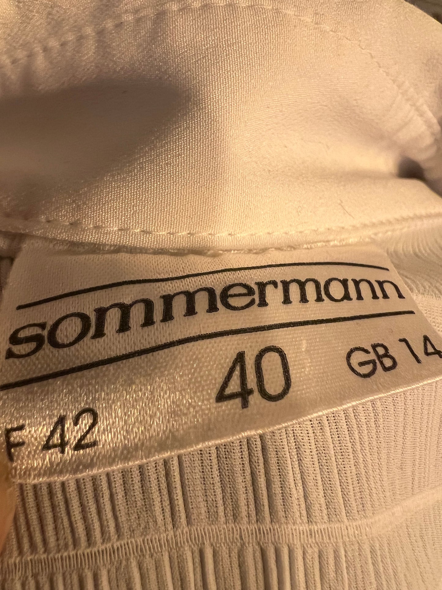 Vintage Bluse Sommermann – Gr. 40 M – Weiß mit Volants & Strukturstoff – Dark Fashion