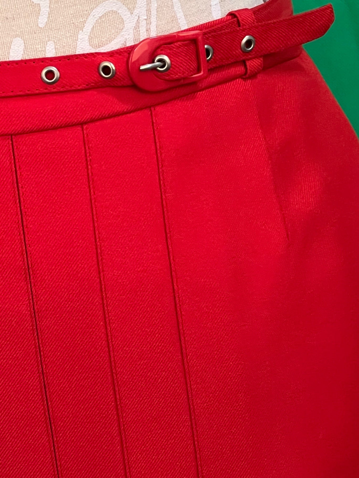 Vintage Rock 34/36 Rot mit Falten und mit Gürtel