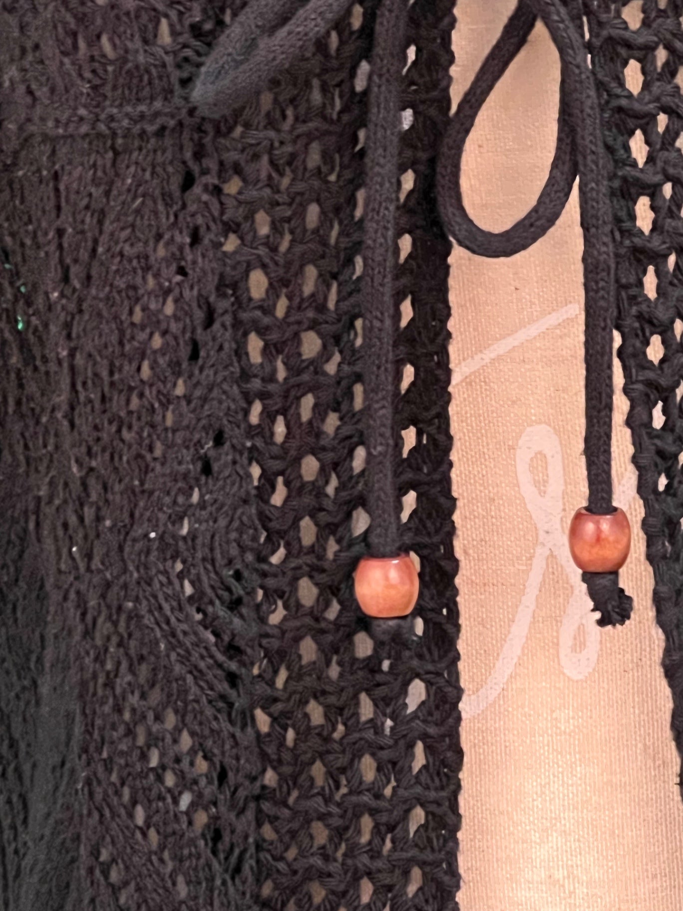 Vintage Impulse London Strickjacke XL , passt ca bis Gr. 48 Schwarz mit Lockstrickmuster, vorne Band zum binden mit Holzperlen