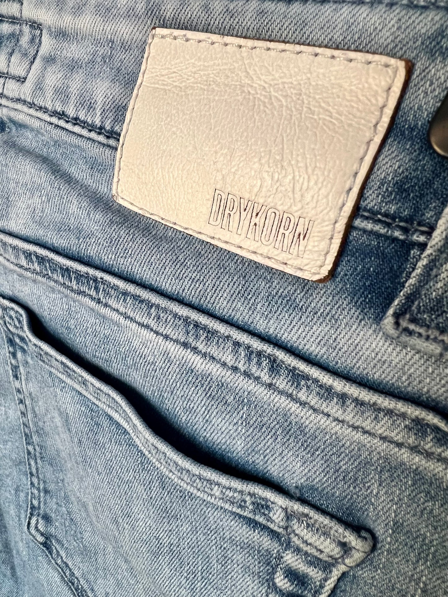 Drykorn Jeans W26 L32 Hellblau Slim Fit Tapered Used Look Y2K Denim Mid Waist Skinny