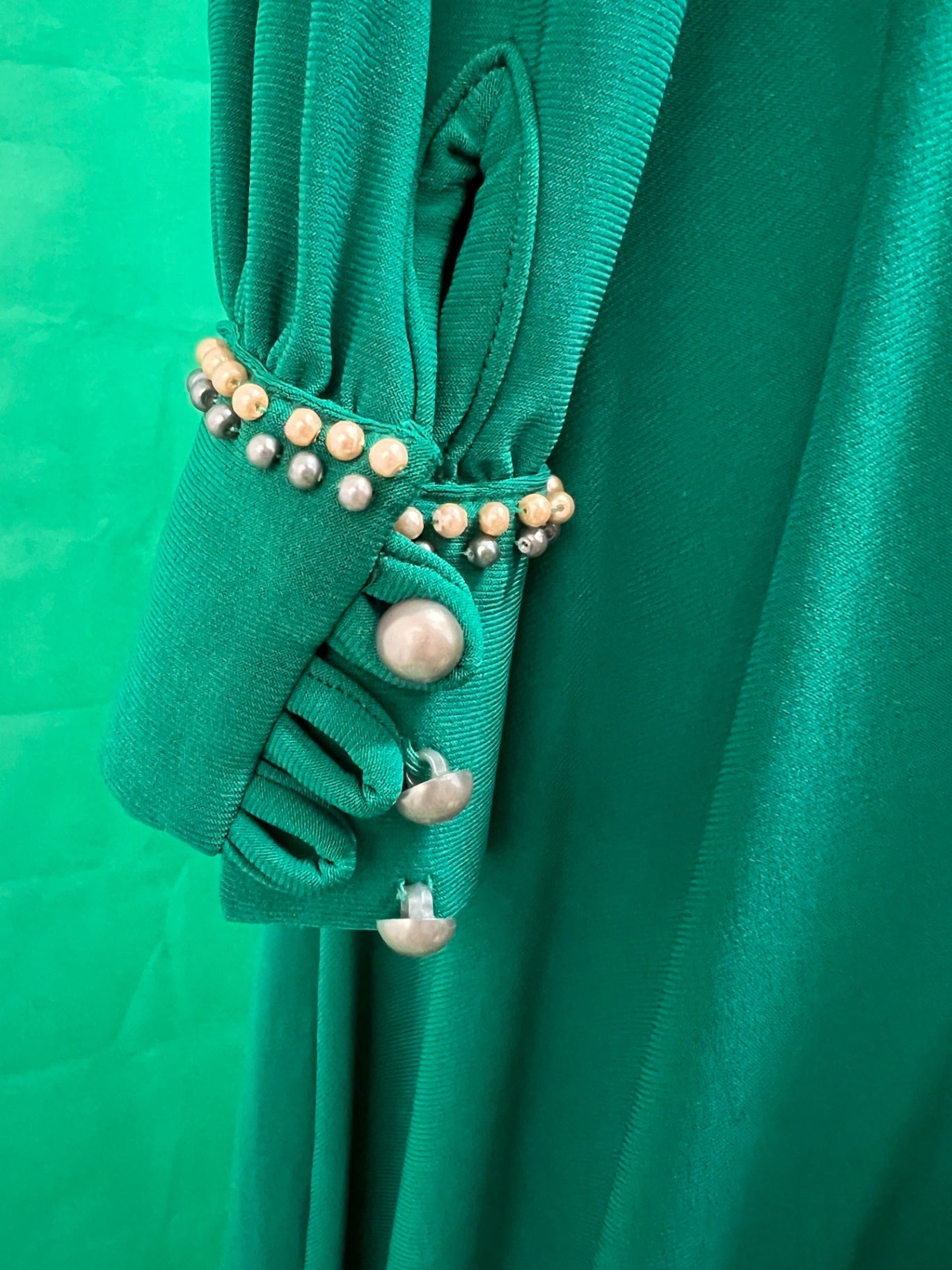 Kasirga Kleid 38/40  Grün mit Perlen am Kragen u. den Ärmeln