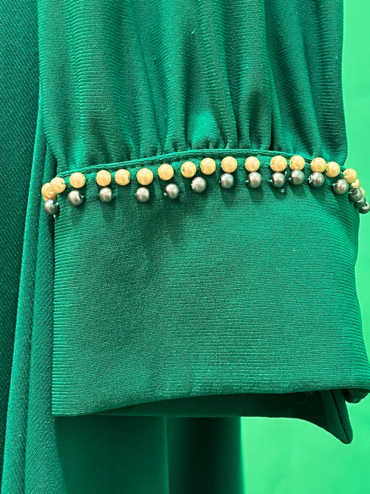 Kasirga Kleid 38/40  Grün mit Perlen am Kragen u. den Ärmeln
