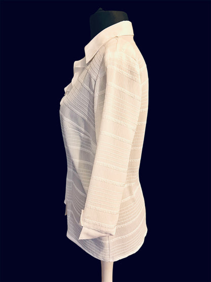 Vintage Bluse Sommermann – Gr. 40 M – Weiß mit Volants & Strukturstoff – Dark Fashion