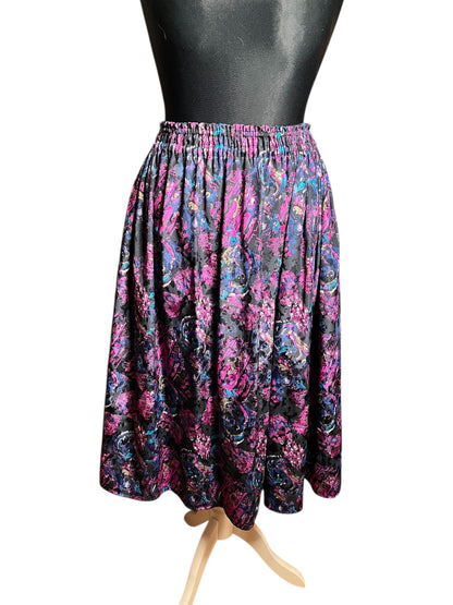 Vintage Tellerrock 80s , Gr 36–42 passend, schwarz pink lila blau bunt gemustert – Midirock schwingend – Statement Rock