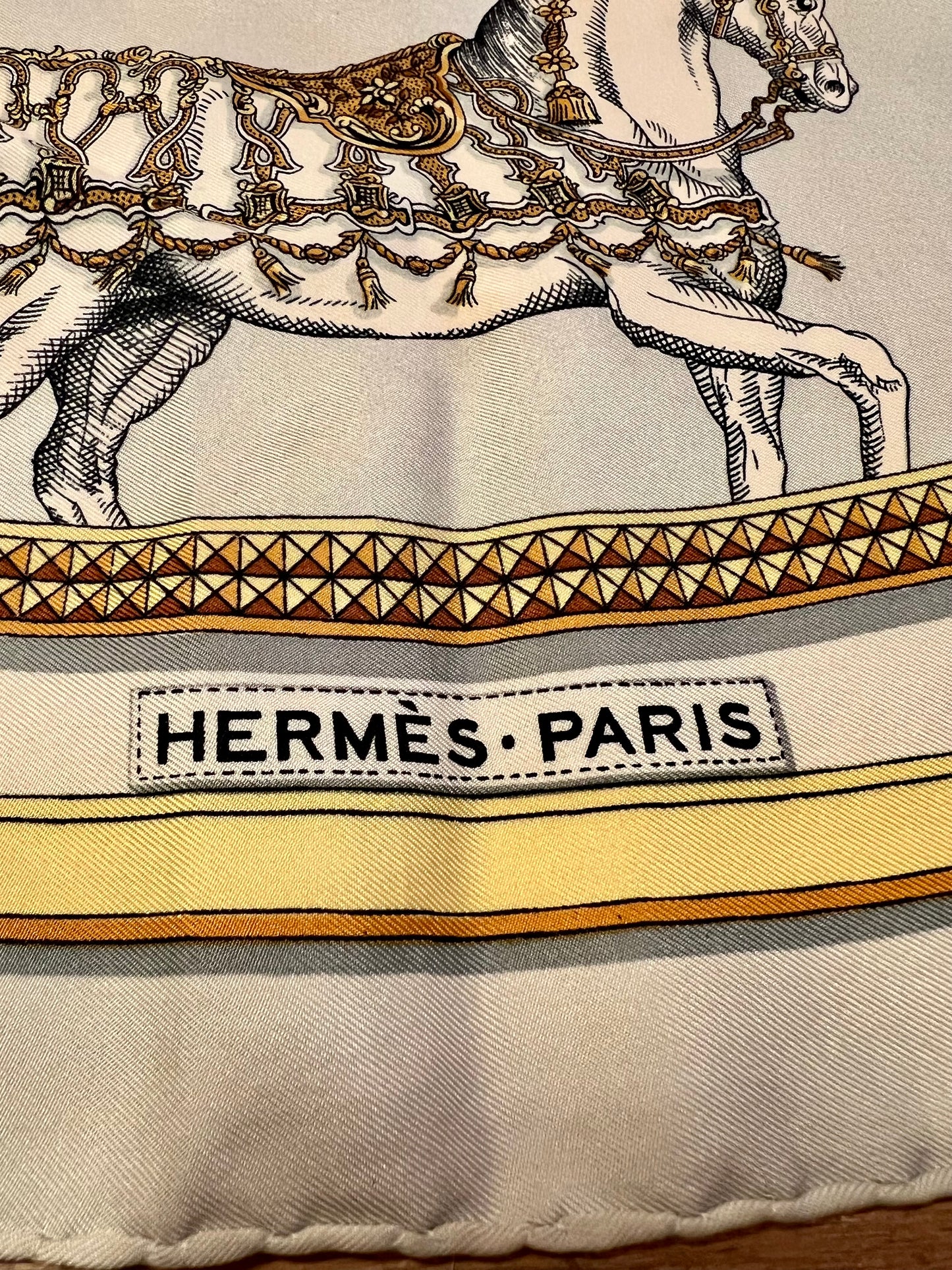 Hermès Vintage Seidentuch Grand Apparat – 100 % Seide, Pferde-Print, 85×85 cm, Designer 80s 90s