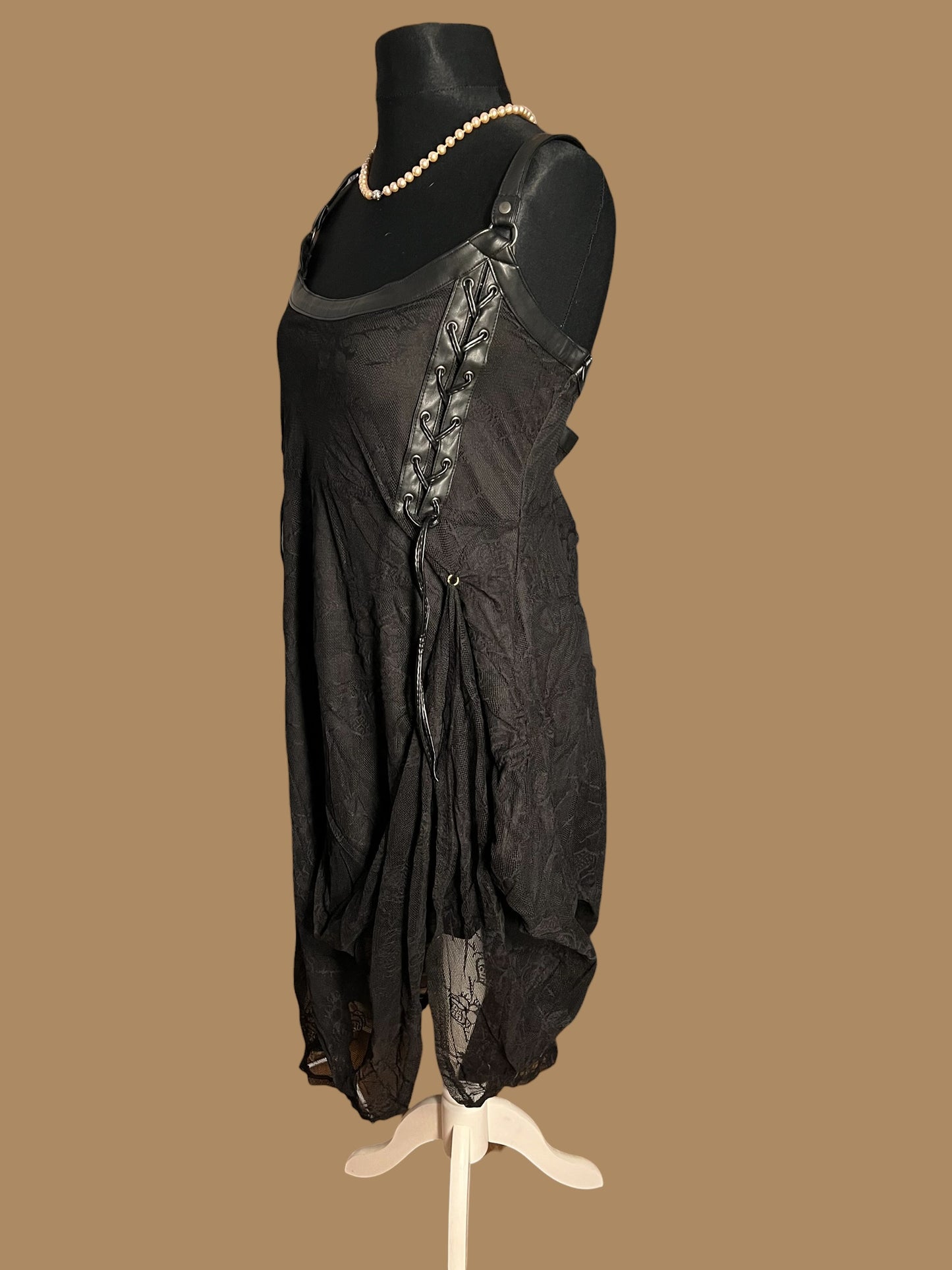 Sara's Choice: Killstar – Träger Kleid Kunstleder Spitze schwarz| Gr. XXL 46 48 | Dark Alternative