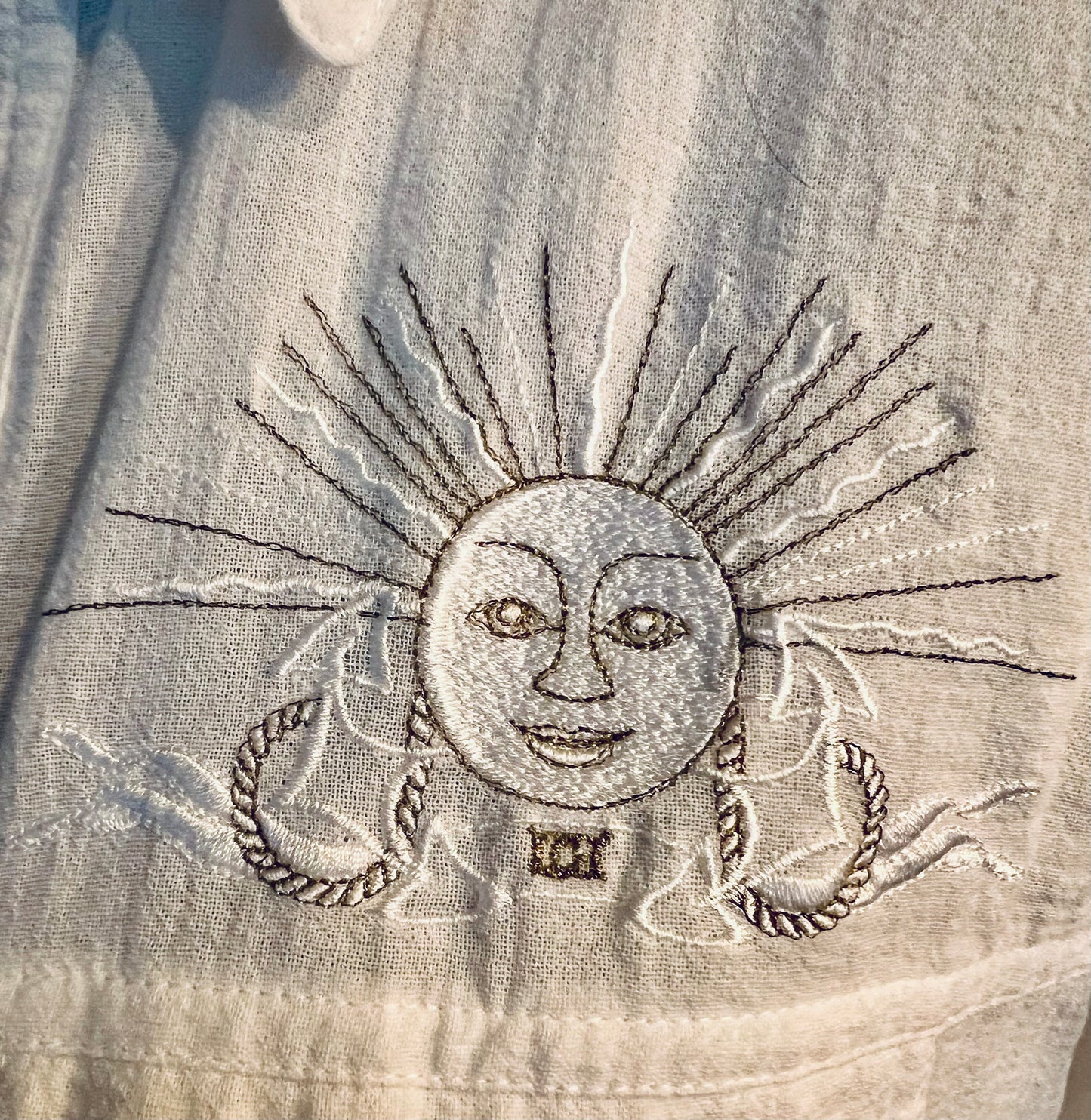 Vintage Avantgarde Bluse M 38/40 Weiß Gold Leinenmix – Boho Chic Mystic Sun Embroidery