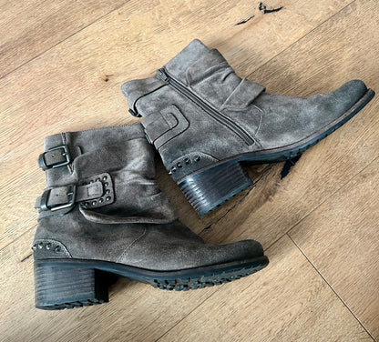 Kennel & Schmenger Boots Wildleder grau braun Nieten Schnallen Gr. 38 (UK 4) Stiefel Biker