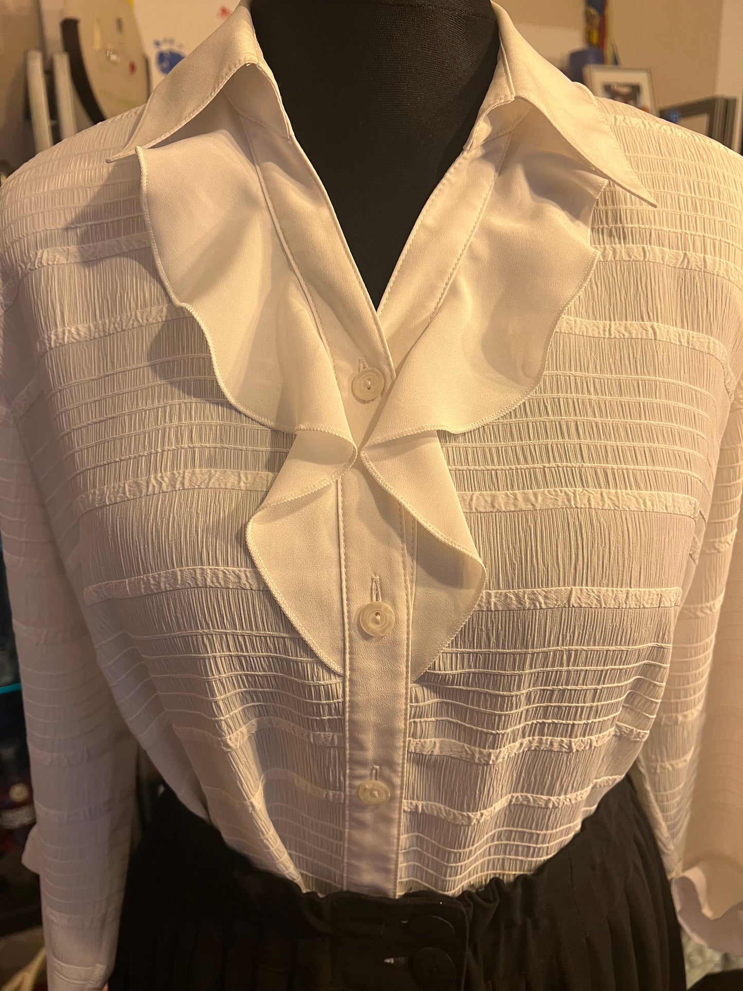 Vintage Bluse Sommermann – Gr. 40 M – Weiß mit Volants & Strukturstoff – Dark Fashion