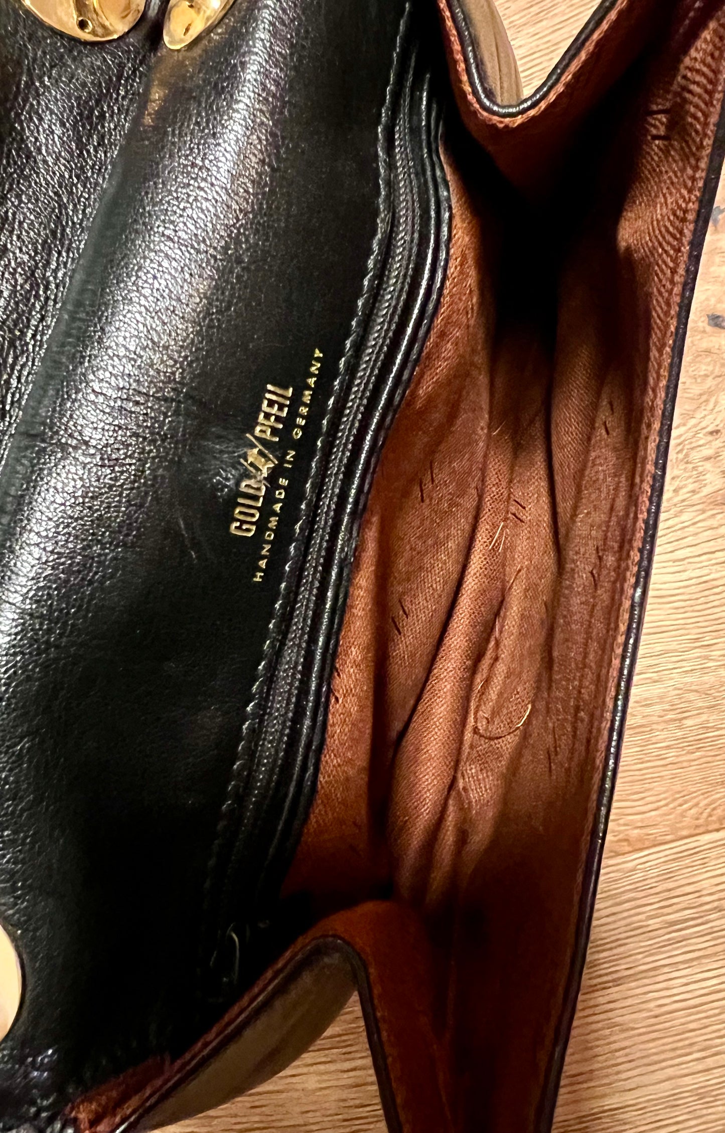 Goldpfeil Vintage Ledertasche Schwarz – Handmade in Germany, Gold‑Hardware, Top Zustand