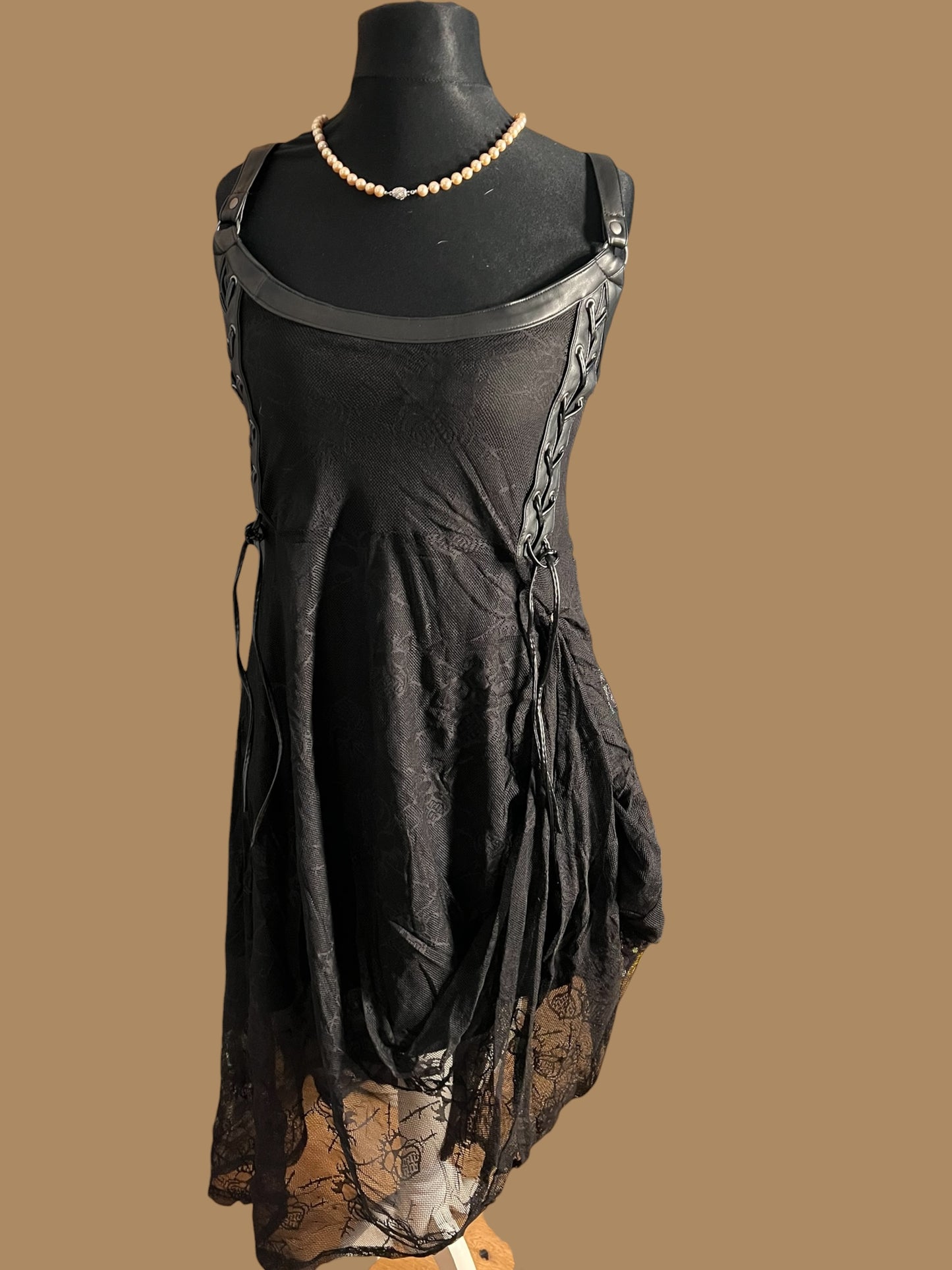 Sara's Choice: Killstar – Träger Kleid Kunstleder Spitze schwarz| Gr. XXL 46 48 | Dark Alternative