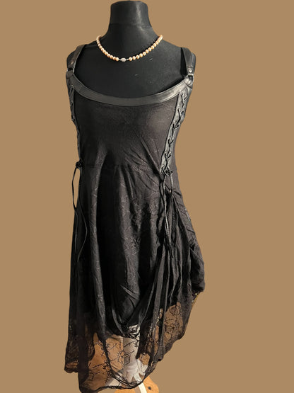 Sara's Choice: Killstar – Träger Kleid Kunstleder Spitze schwarz| Gr. XXL 46 48 | Dark Alternative