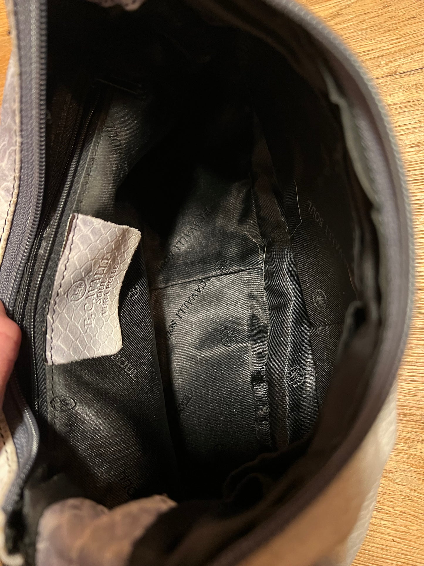 B. Cavalli Vintage Handtasche Weiß/Grau – Leder mit Schlangenstruktur, Metalllogo