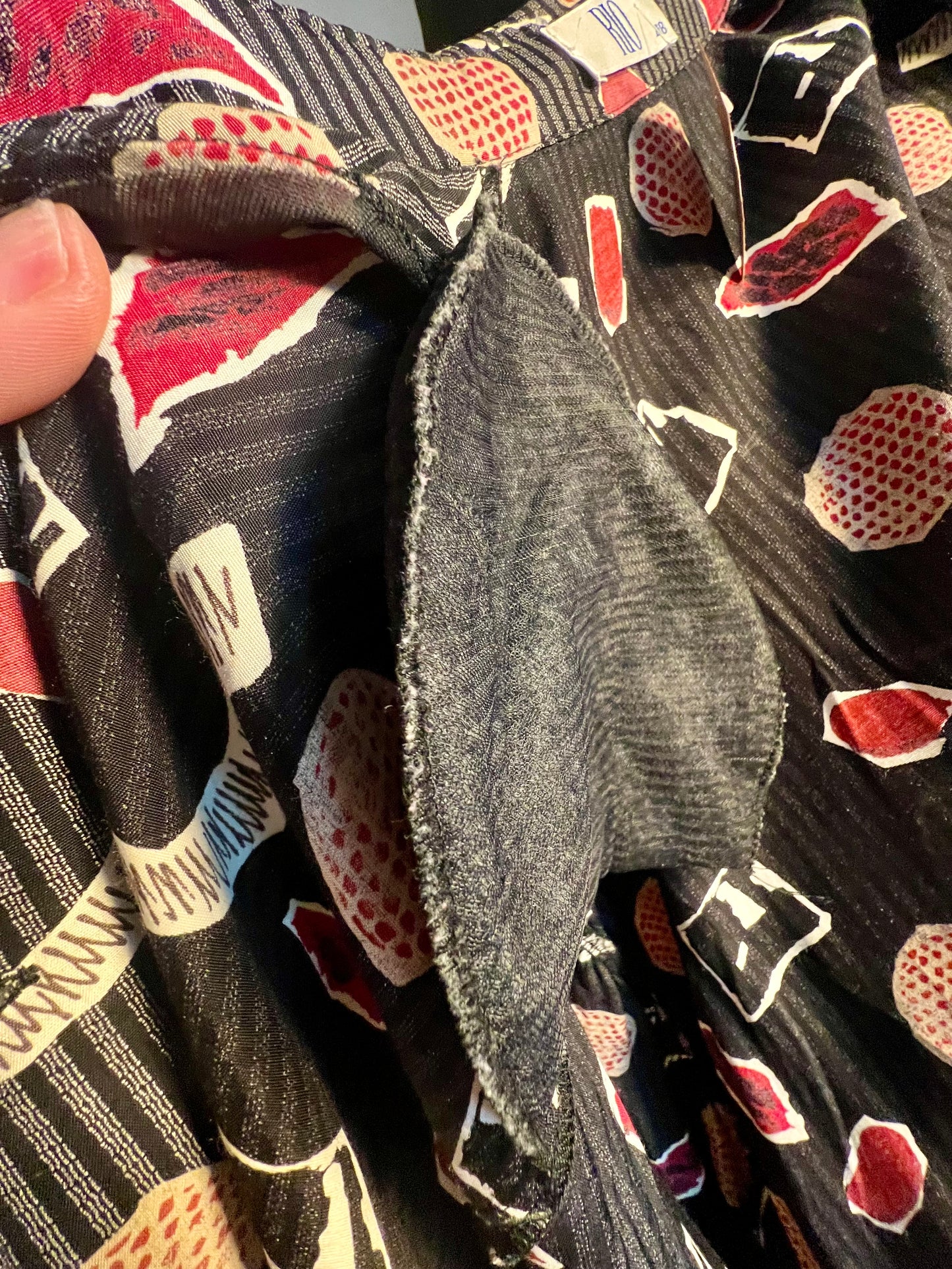 Vintage 80s/90s Oversize Bluse Rio Gr. 48 | Schwarz Grau Rot | Viskose | Statement Pattern