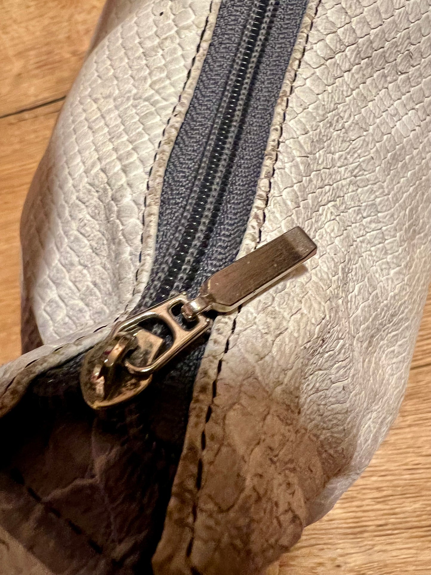 B. Cavalli Vintage Handtasche Weiß/Grau – Leder mit Schlangenstruktur, Metalllogo