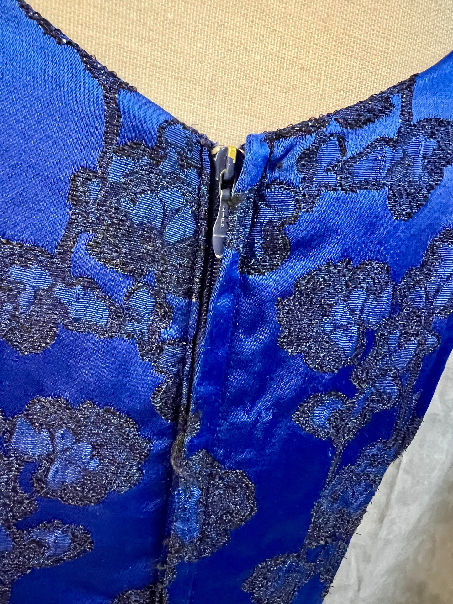 Vintage Abendkleid + Stola Midi blau schwarz 36 38 | Satinlook mit Glitzerstickerei | figurbetont | 90er Y2K Festkleid