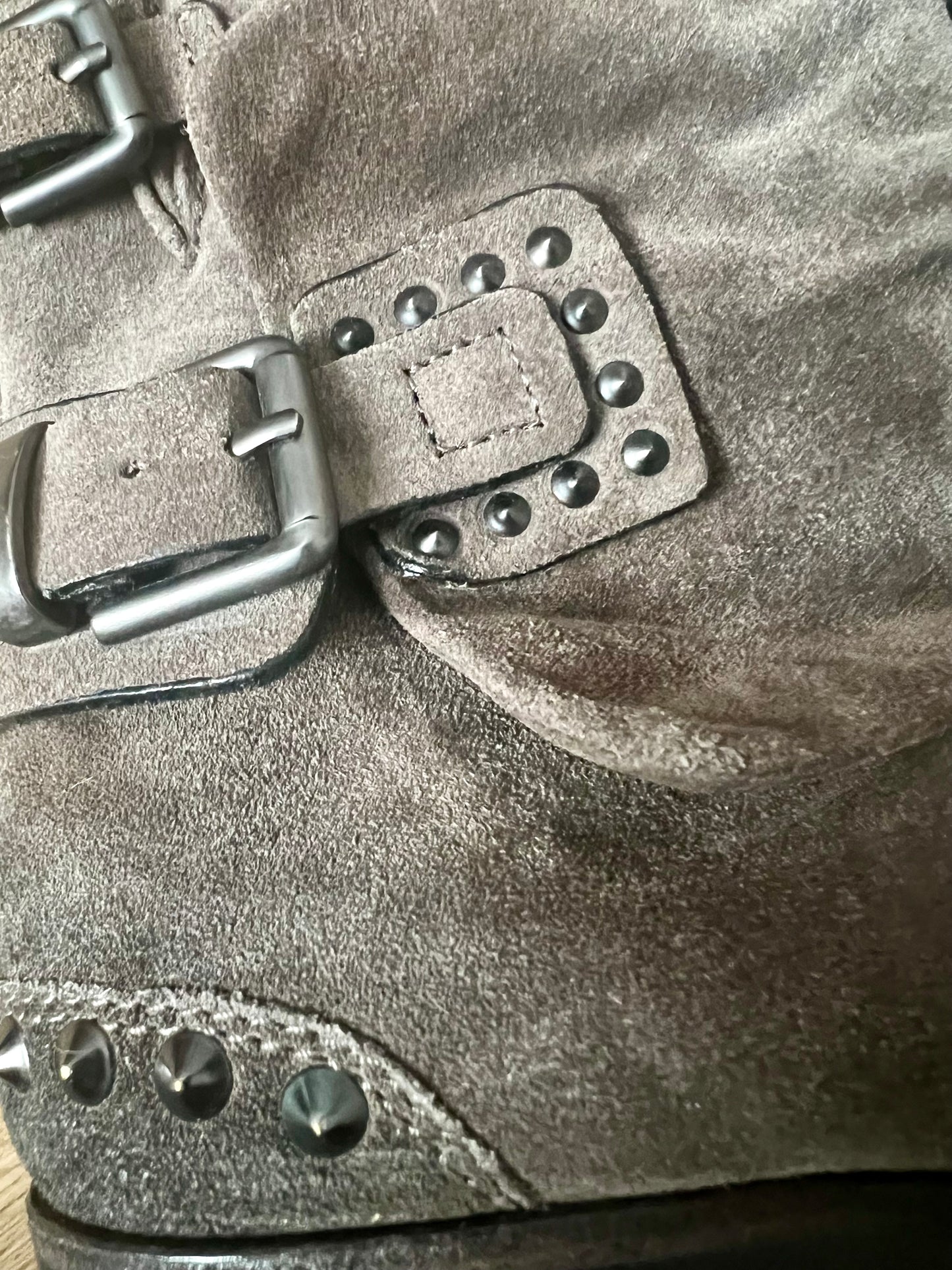 Kennel & Schmenger Boots Wildleder grau braun Nieten Schnallen Gr. 38 (UK 4) Stiefel Biker