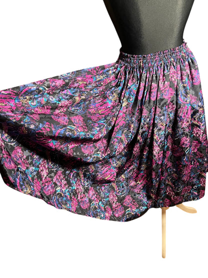Vintage Tellerrock 80s , Gr 36–42 passend, schwarz pink lila blau bunt gemustert – Midirock schwingend – Statement Rock