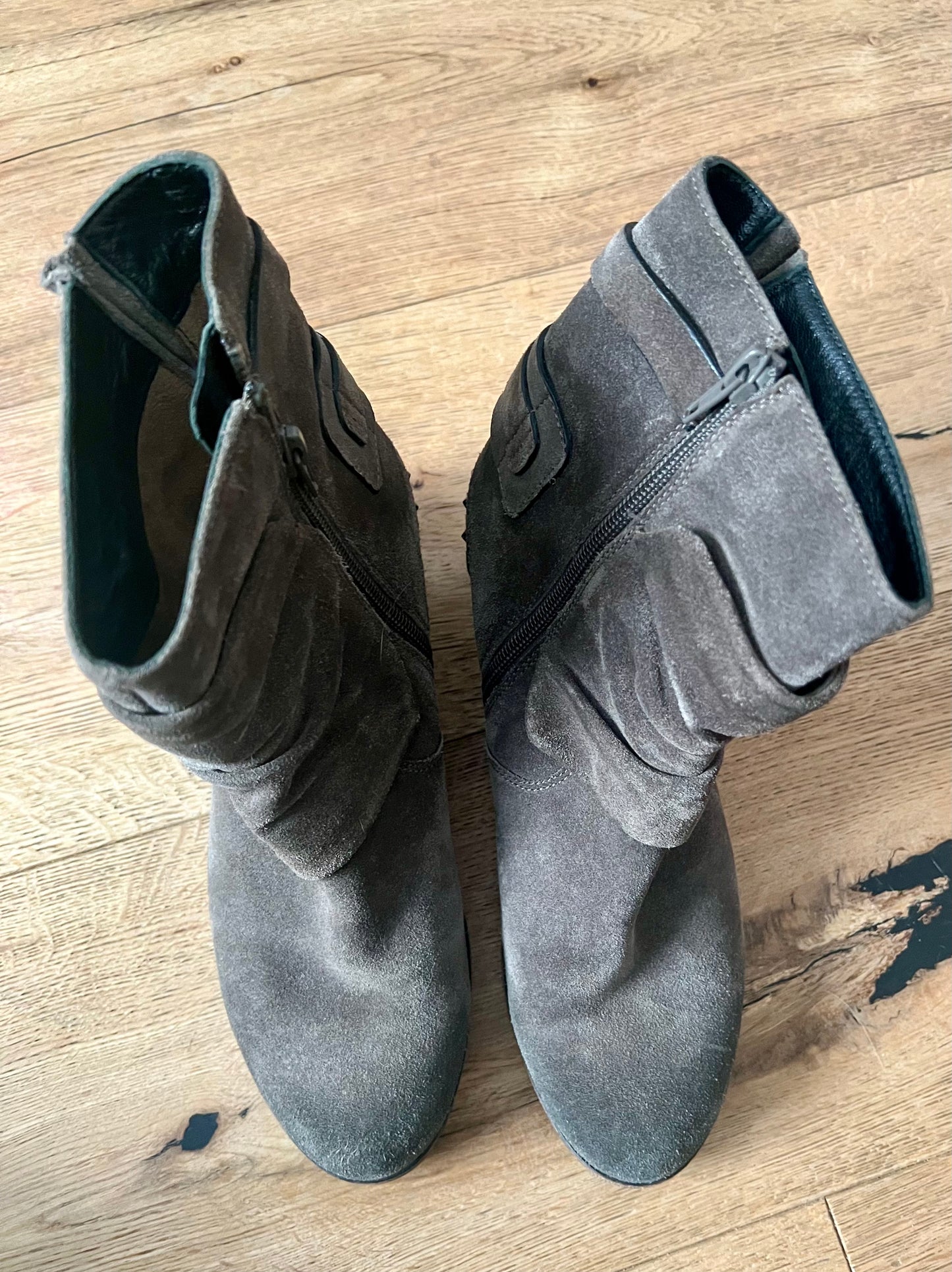 Kennel & Schmenger Boots Wildleder grau braun Nieten Schnallen Gr. 38 (UK 4) Stiefel Biker